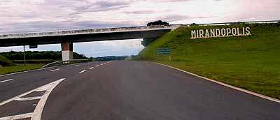 サンパウロ市の北西601km地点にミランド市はあります